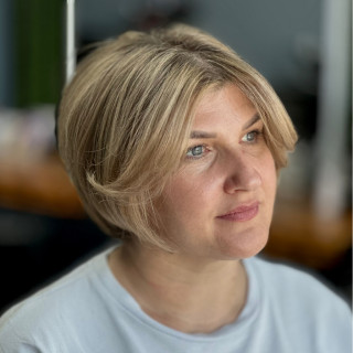 Женская стрижка ( включает в себя мытье головы , питательную маску , легкий уход )